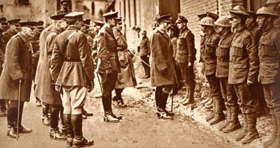 Koning George met het 7e Bn. Sherwood Foresters na Bullecourt, maart 1918 door English Photographer